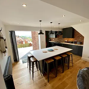 Aboos - Luxury Renovated With Parking Whitby