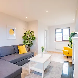 Centre House With Parking Holiday home